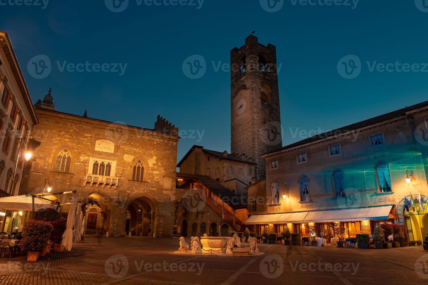 bergamo skyline bij nacht foto