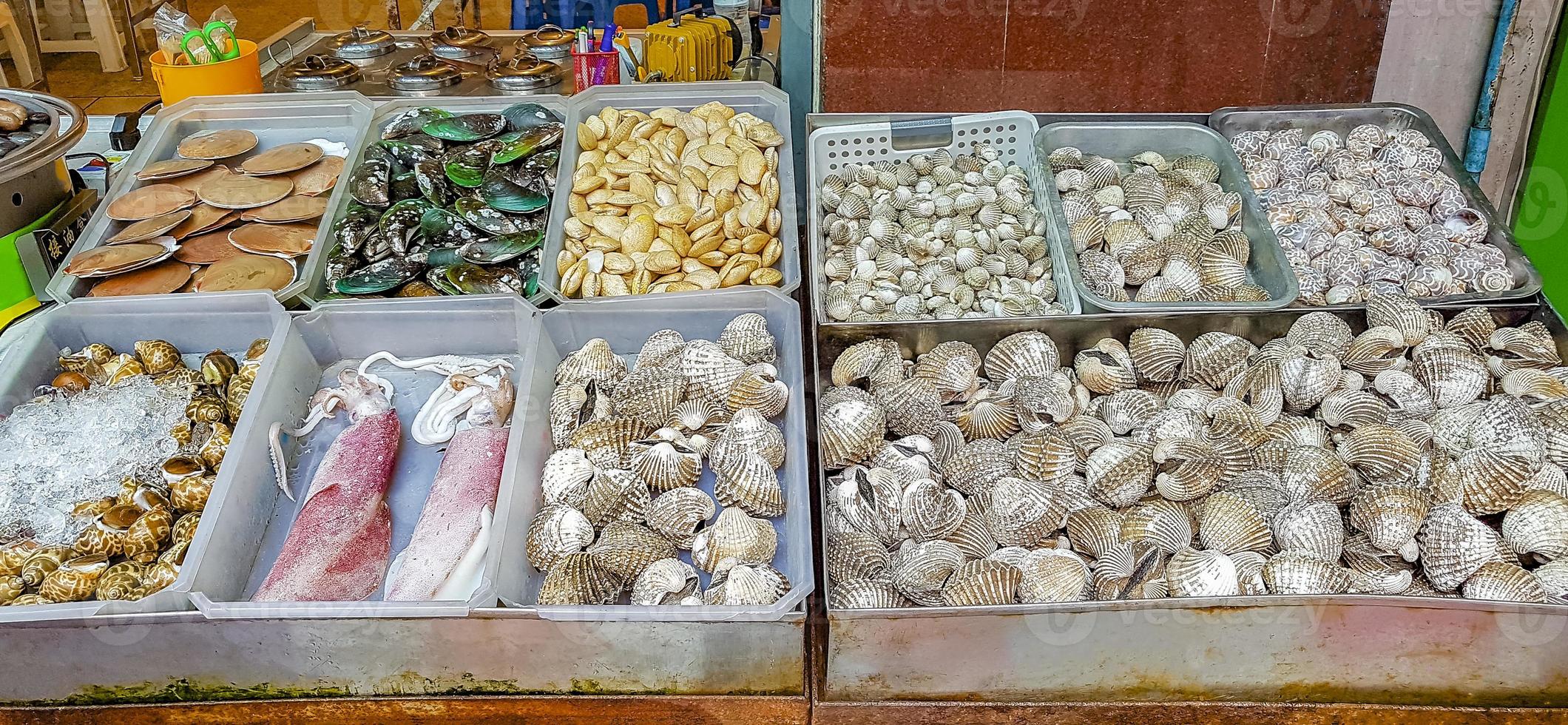 zeevruchten inktvis krabben schelpdieren schaaldieren thaise markt china stad bangkok. foto