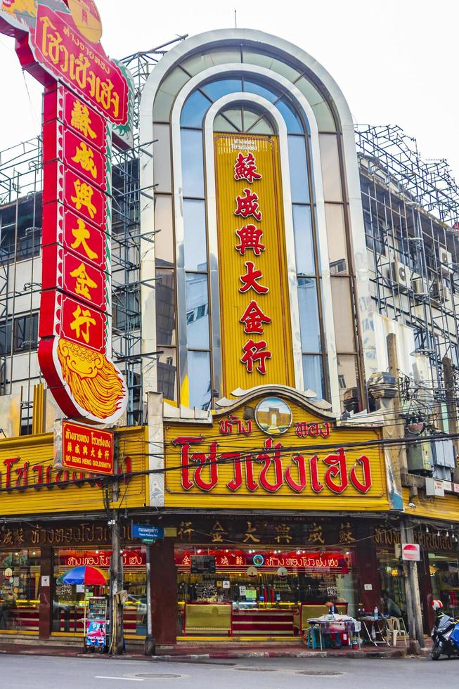 bangkok thailand 22 mei 2018 typische kleurrijke winkelstraten china town yaowarat road bangkok thailand. foto