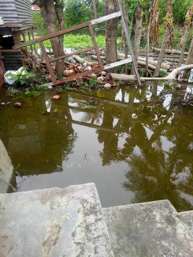 binnenplaatsen en tuinen die als gevolg van overstromingen 's nachts in het water waren ondergedompeld. foto