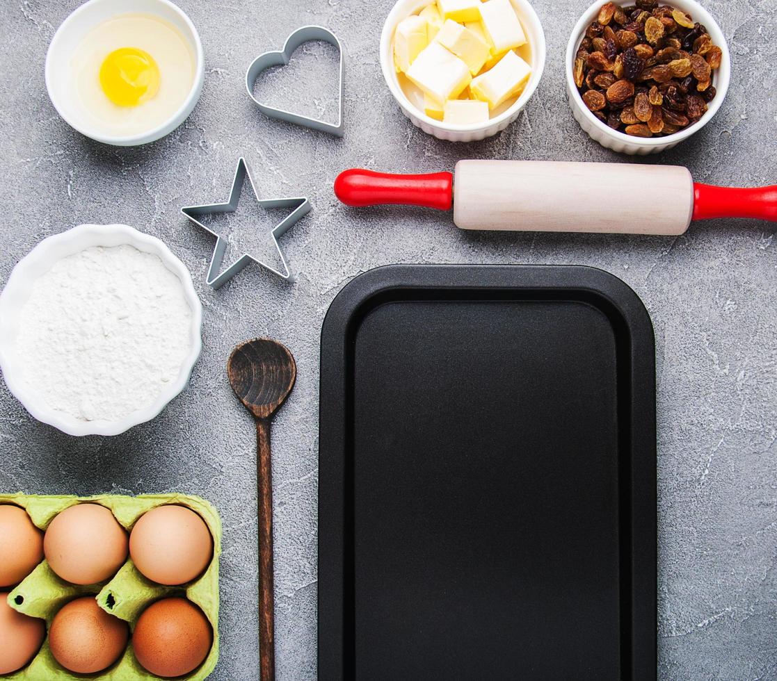 bovenaanzicht van keukentafel met bakingrediënten foto