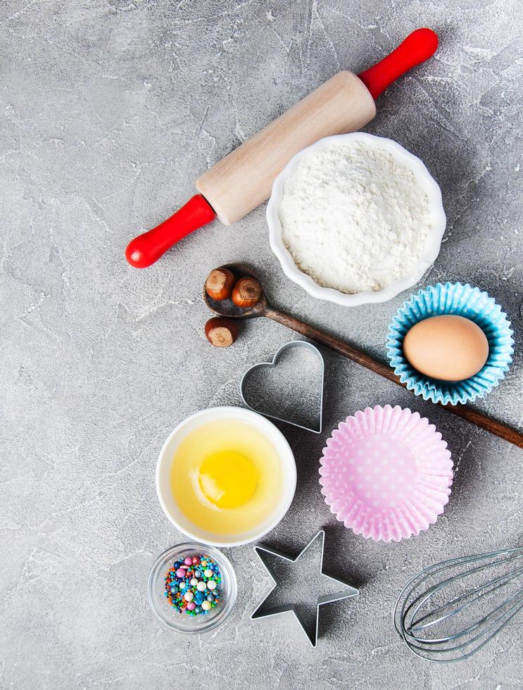 bovenaanzicht van keukentafel met bakingrediënten foto