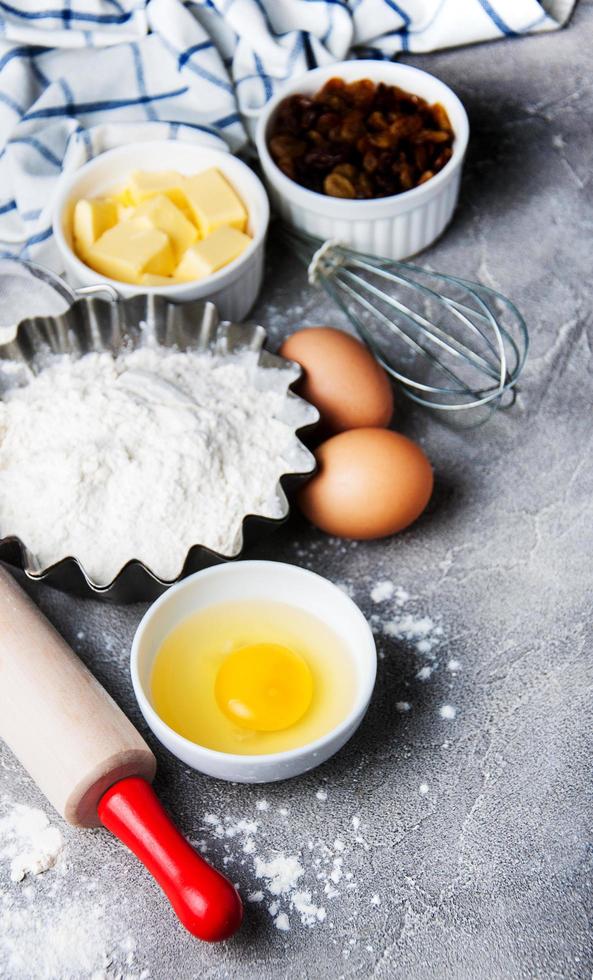 keukentafel met bakingrediënten foto