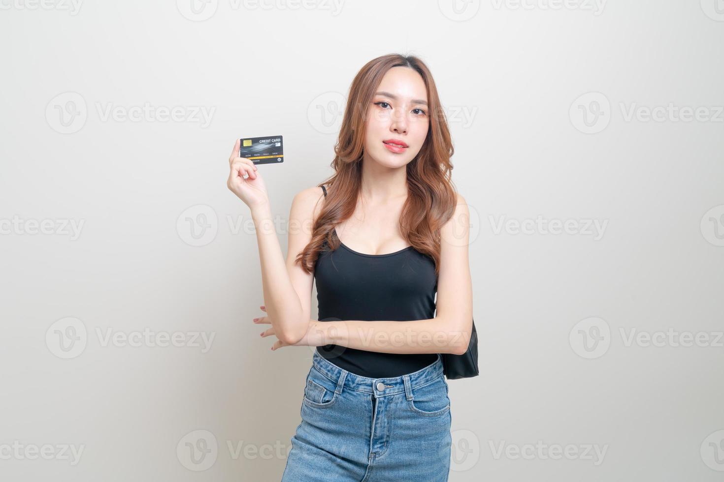 portret mooie aziatische vrouw met creditcard foto