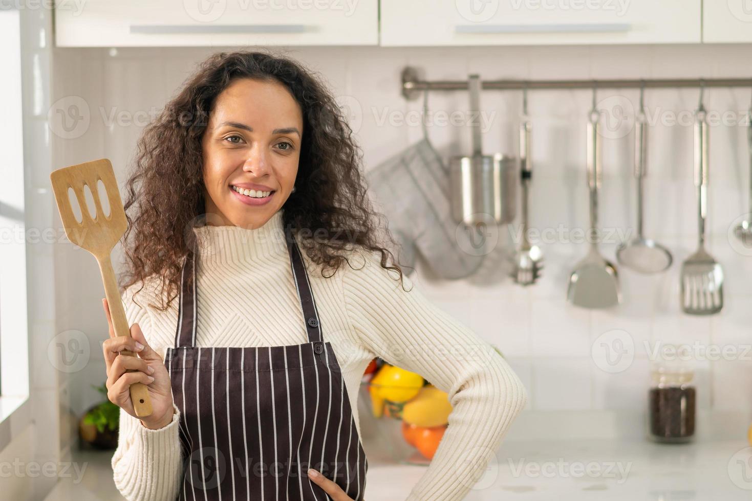 portret latijnse vrouw in keuken foto