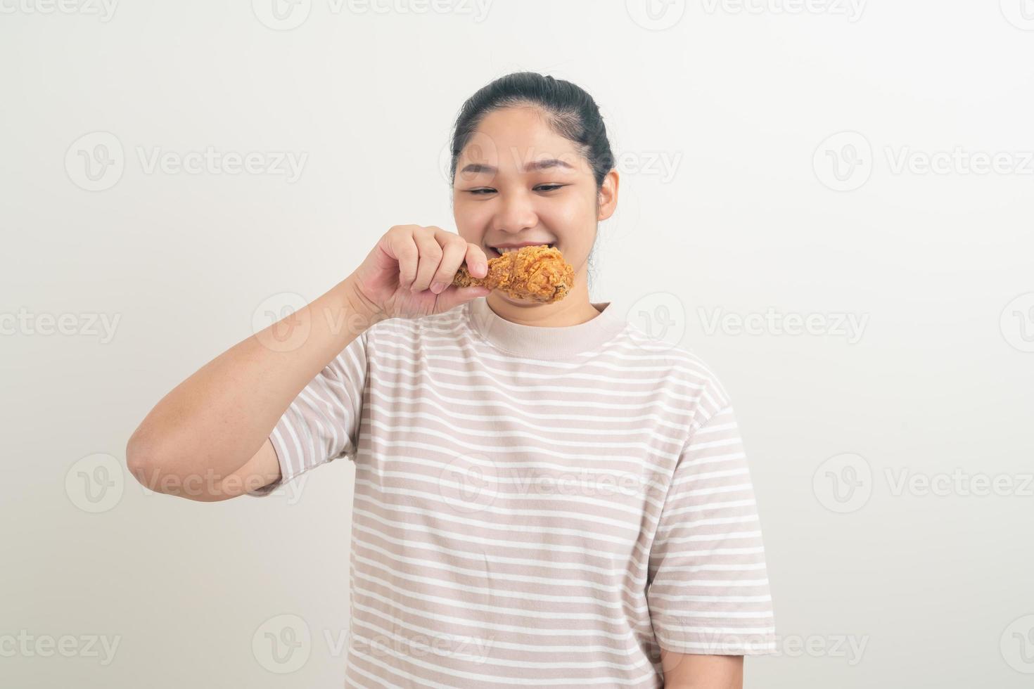 Aziatische vrouw met gebakken kip bij de hand foto
