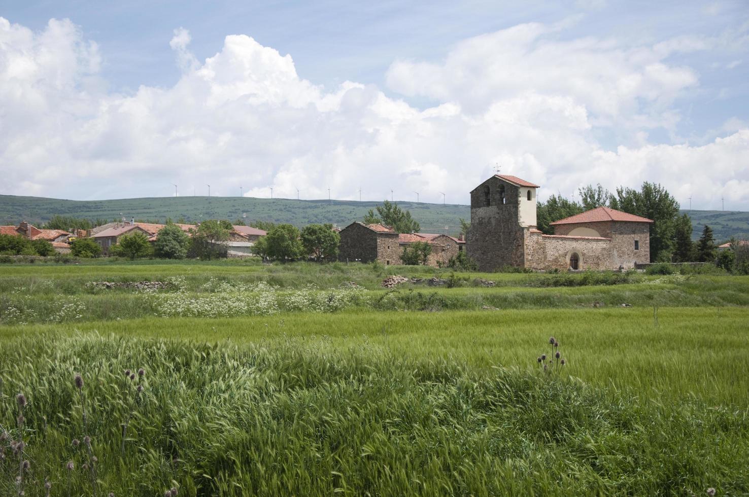 landelijk dorp in spanje. windturbines op de achtergrond. soria foto