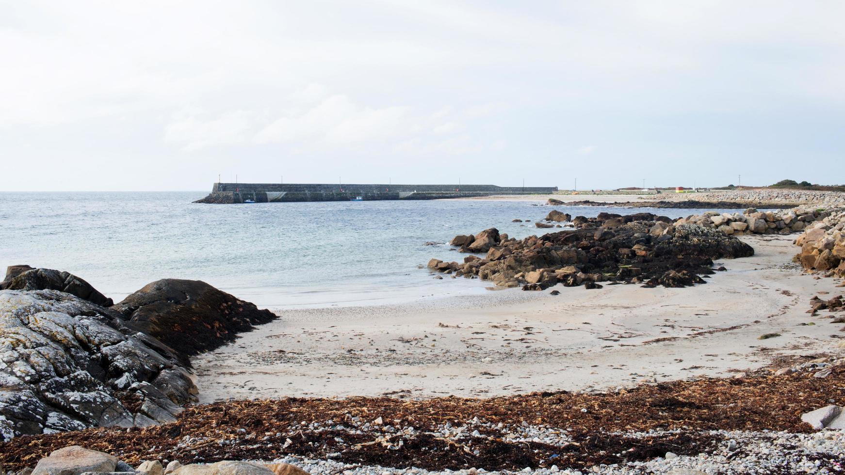 prachtig landschap van een klein strand zonder mensen in Ierland foto