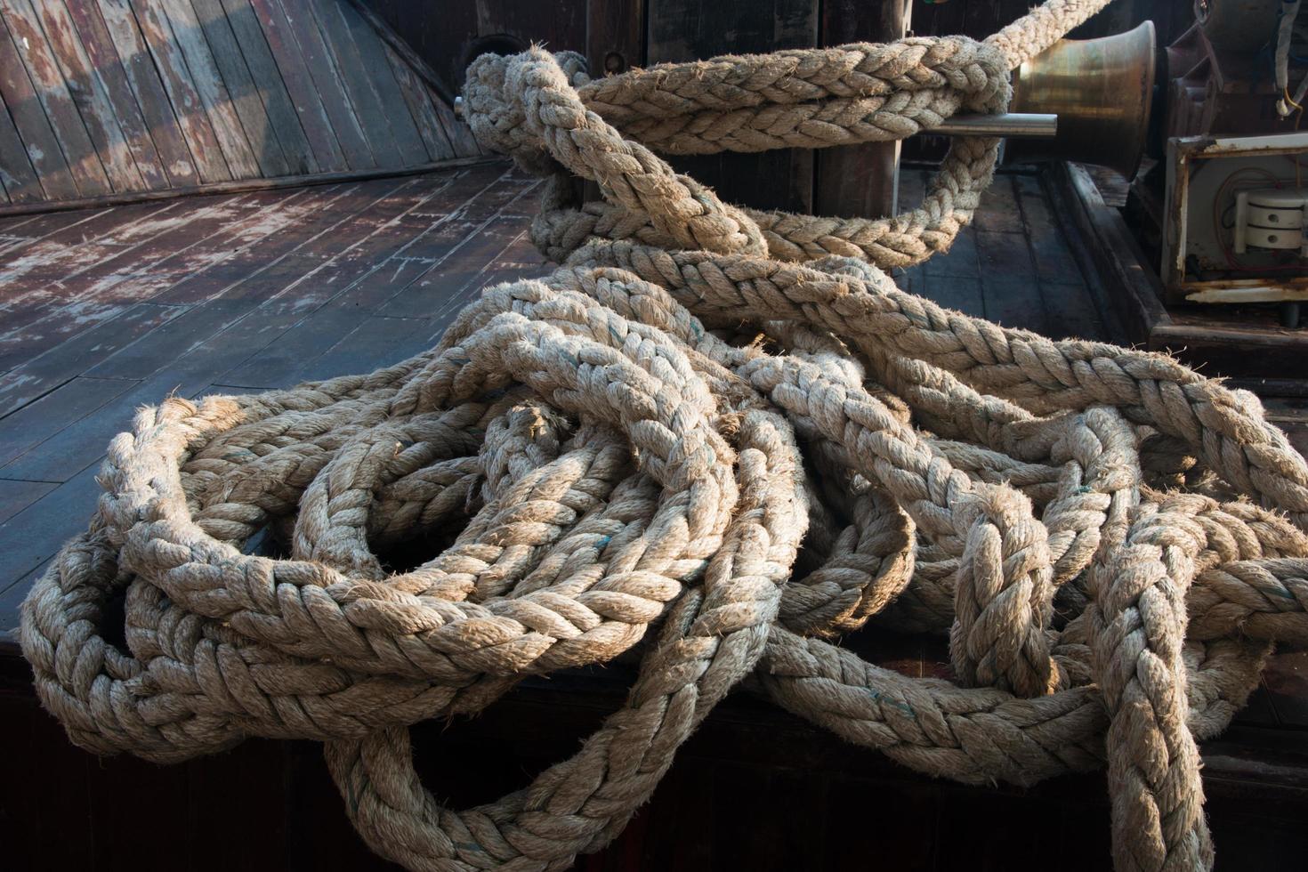lang oud touw op een houten boot. Vietnam. Azië foto
