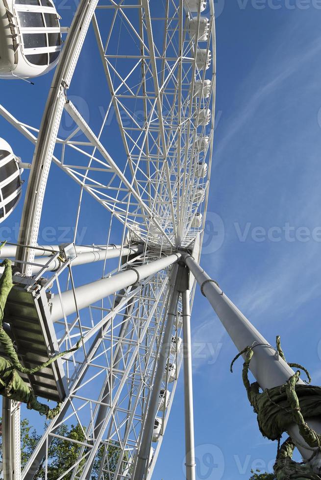 groot reuzenrad op heldere blauwe hemelachtergrond, close-up foto