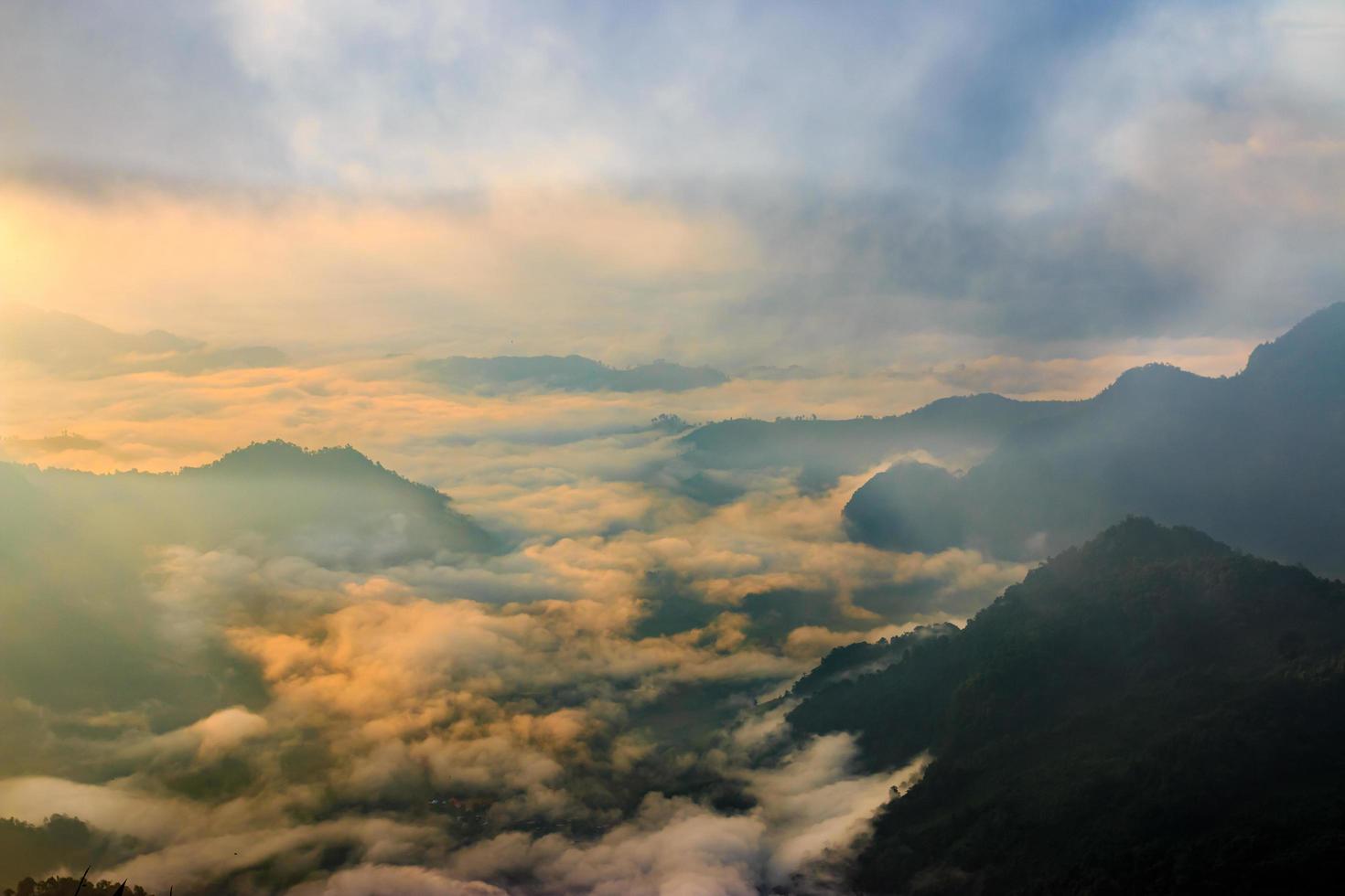 prachtige vallei in de ochtendzon mist foto