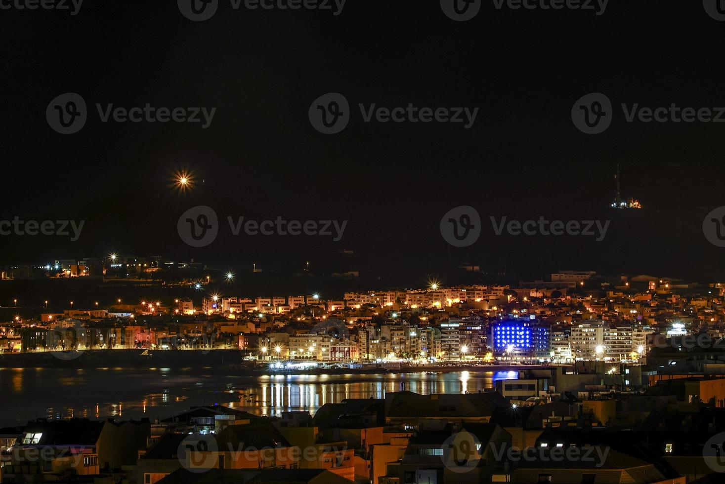panoramisch van de stad Las Palmas in de nacht foto