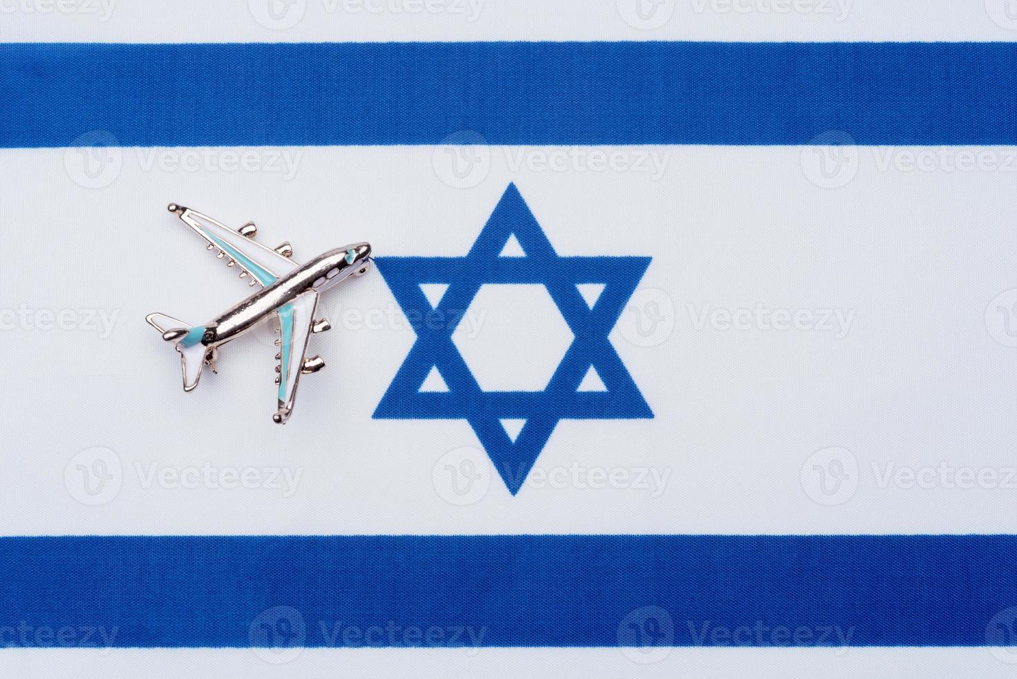 vlag van israël en het vliegtuig. het concept van reizen. foto