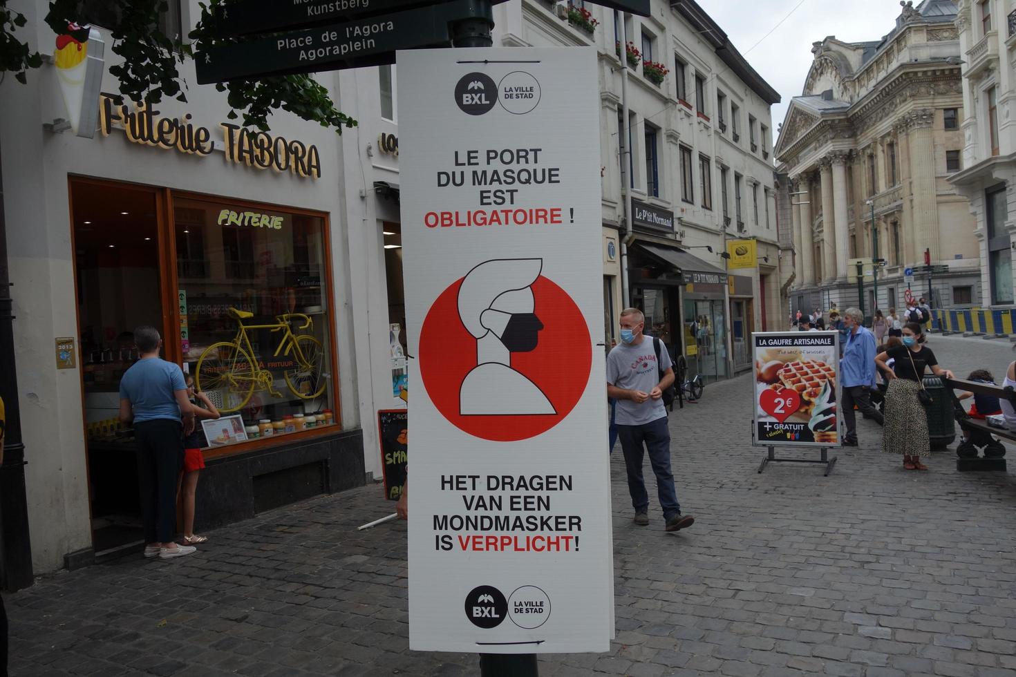 brussel, belgië, 01 aug 2020 - verplichte maskertekens in franse en nederlandse talen foto