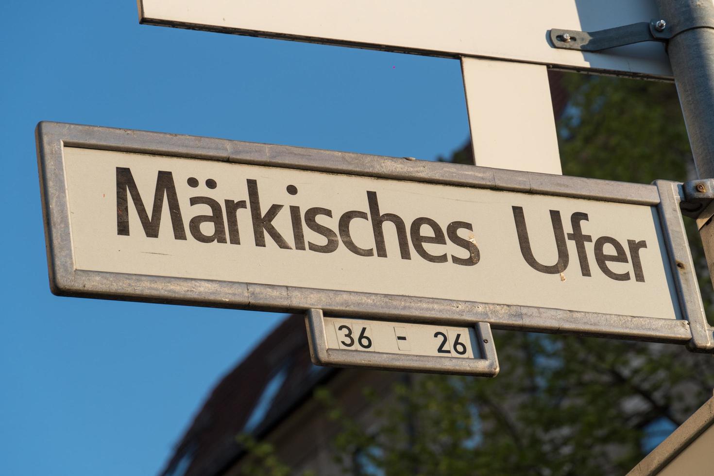 berlijn, duitsland, 19 april 2019 - maerkisches ufer straatnaambord foto