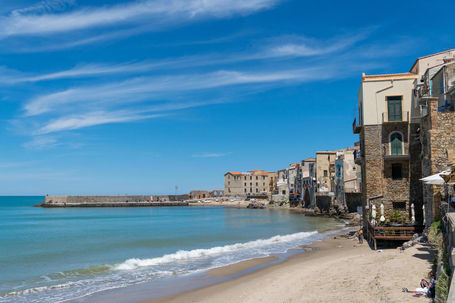 sicilië, italië, 2019 - uitzicht op de kustlijn van cefalu foto