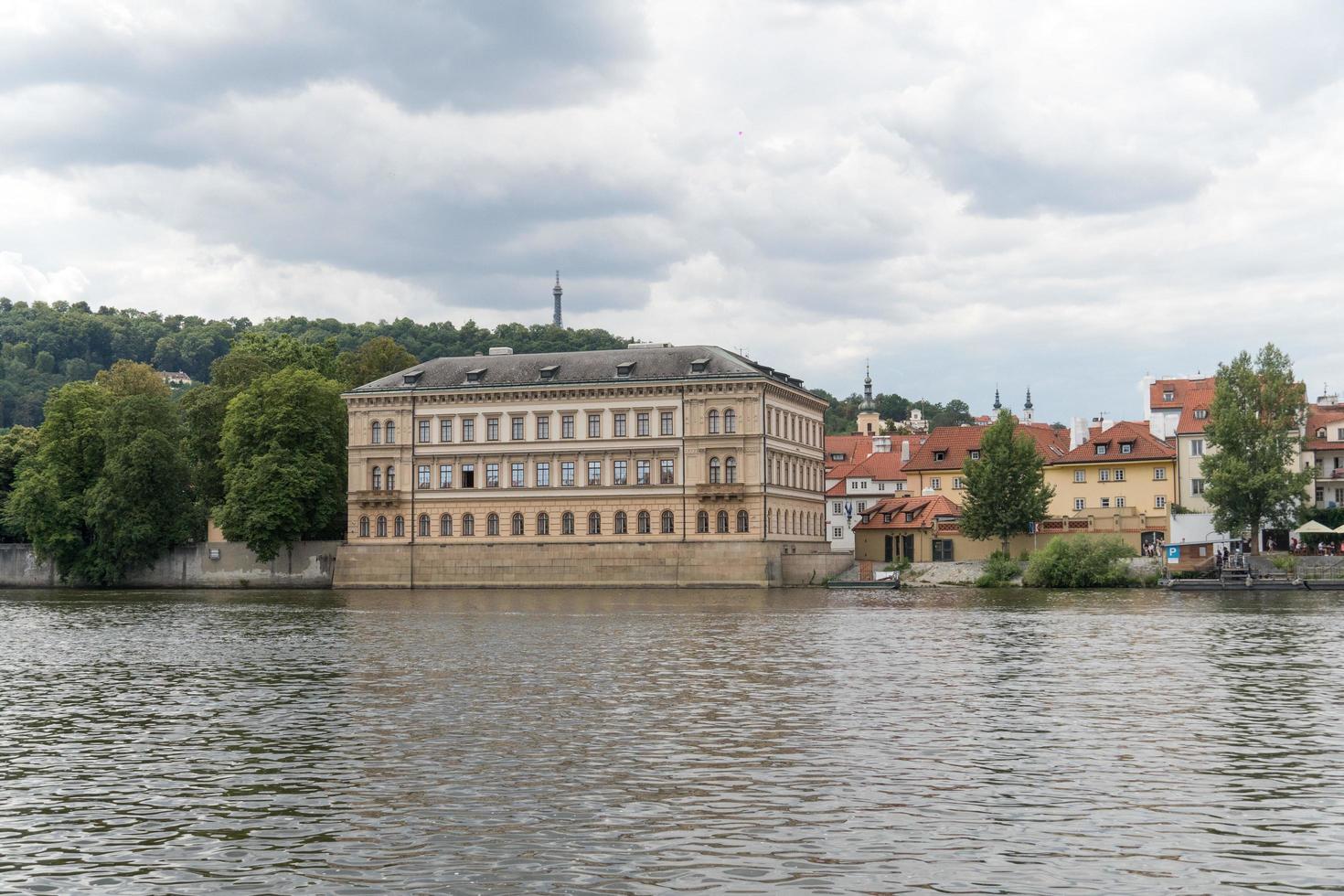 praag, tsjechië, 2019 - gebouwen aan de oevers van de rivier de vltava foto