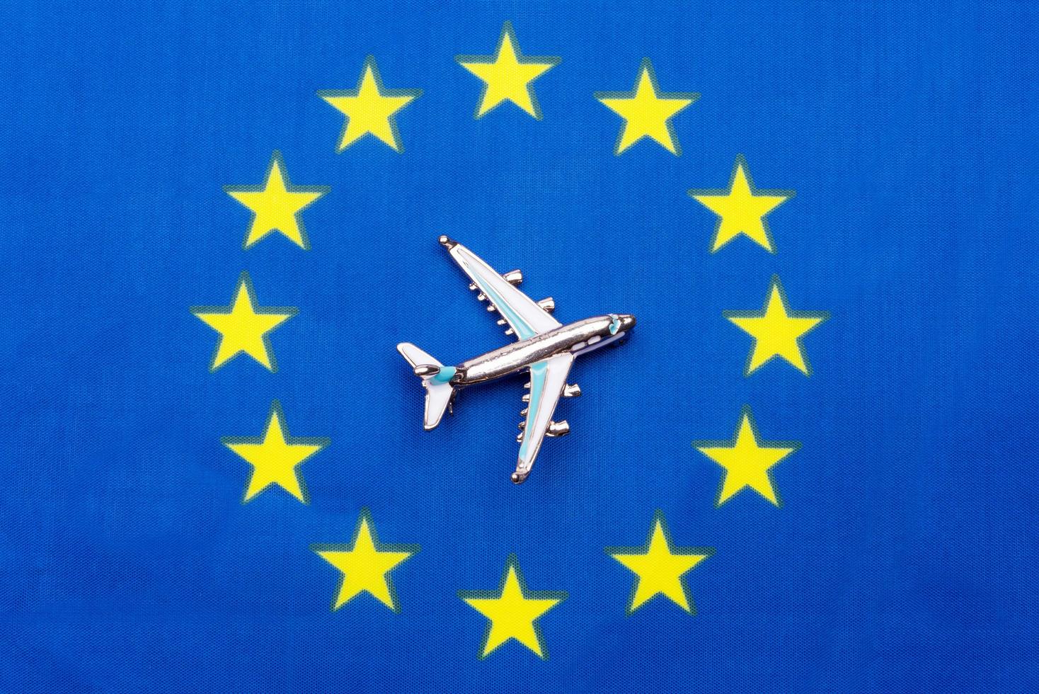 eu-vlag en het vliegtuig. het concept van reizen. foto