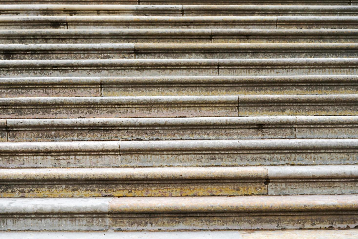 trap. abstracte stappen. trappen in de stad. granieten trappen. stenen trap vaak gezien op monumenten en oriëntatiepunten, brede stenen trappen. foto