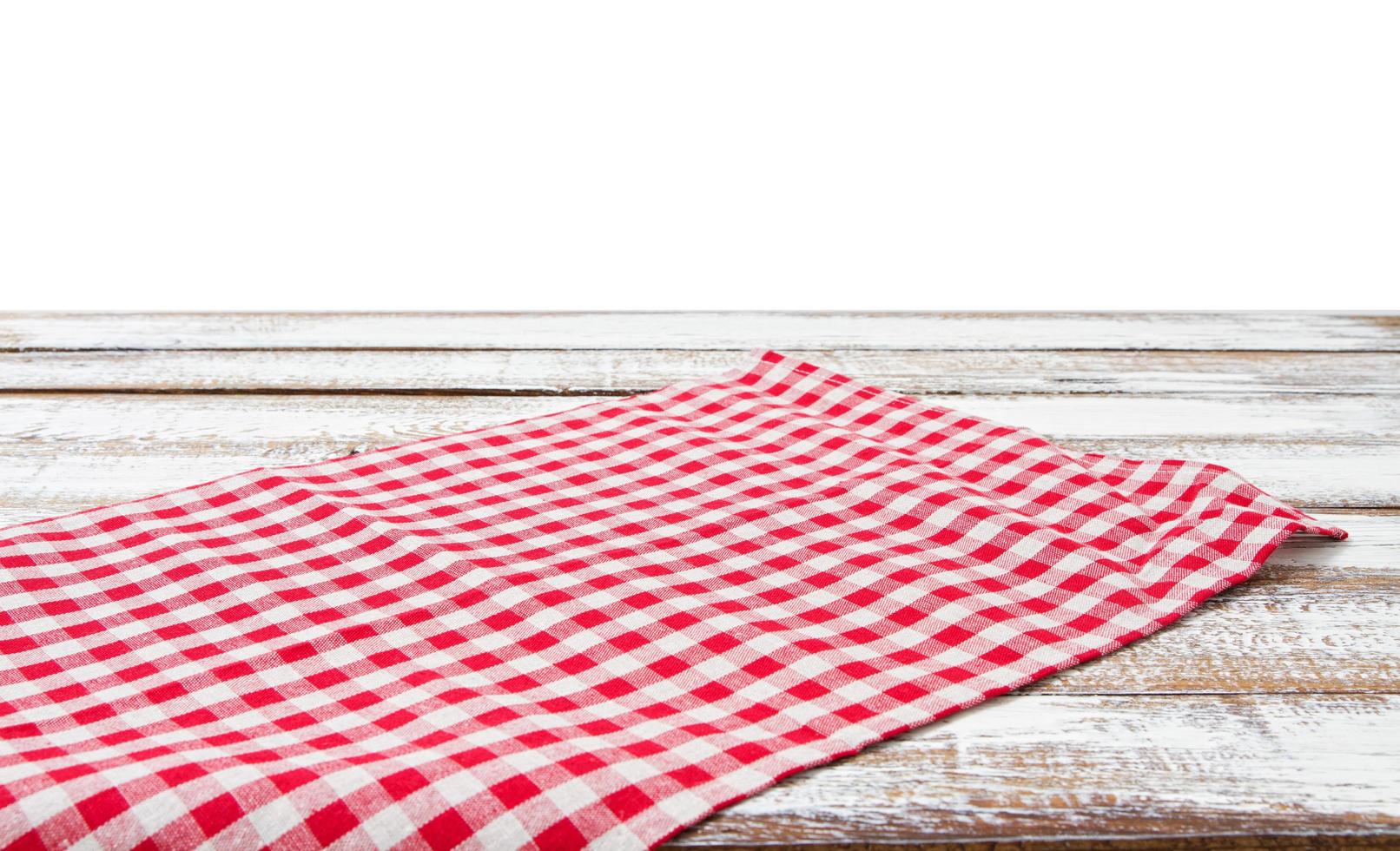 chekered tafelkleed op lege tafel geïsoleerd op een witte achtergrond kopie ruimte foto