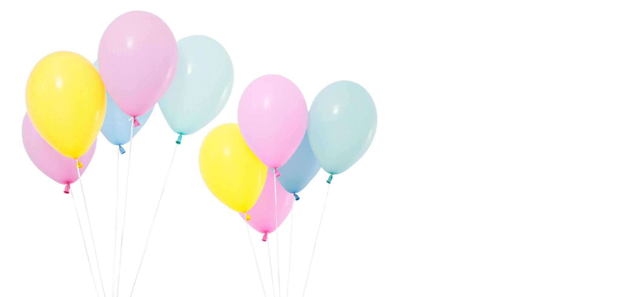 vliegende gekleurde ballon op witte achtergrond geïsoleerd foto