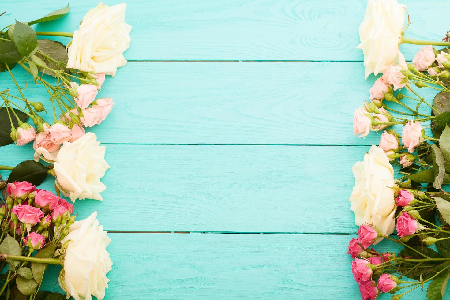 zomer witte rozen op blauwe houten achtergrond met kopie ruimte. bovenaanzicht. spotten. moeder valentijn dag. bruiloft concept foto