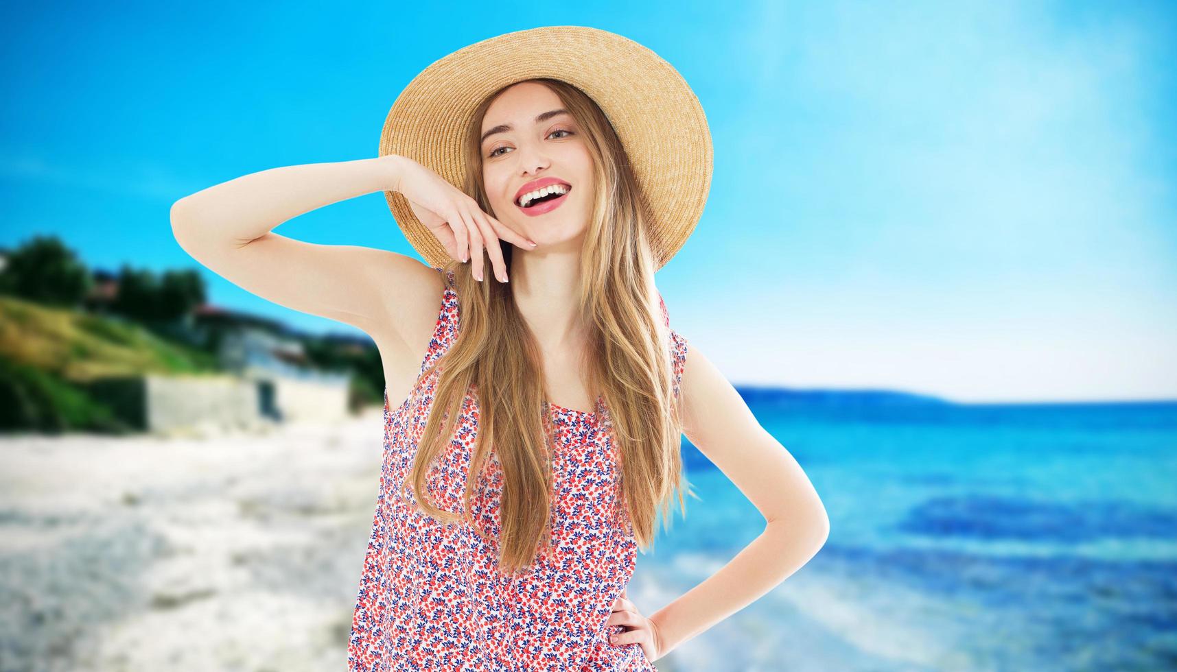 zomervakantie en vakantie concept - vrouw staande op het strand. foto