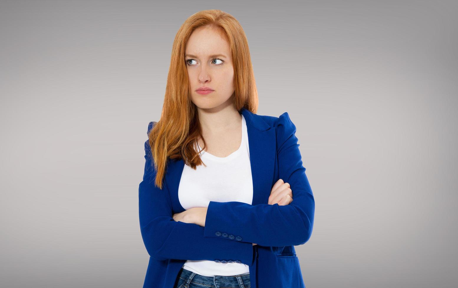 vrouw hoofdpijn, vrouwelijke migraine, ongelukkige jonge volwassen vrouw die blouse draagt, haar hoofd slaat, ogen dicht, gebaren dat ze een grote fout heeft gemaakt - hard werken moe foto