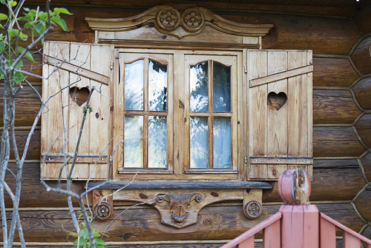 houten raam met luiken in een houten boerderij. foto