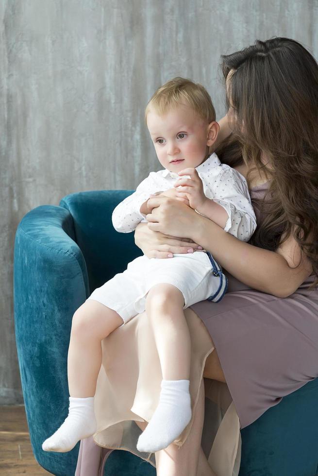 een zwanger meisje met haar zoon. foto