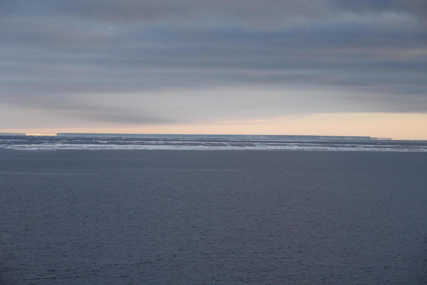 antarctica eindeloze ijsvelden ijsbergen in de zee foto