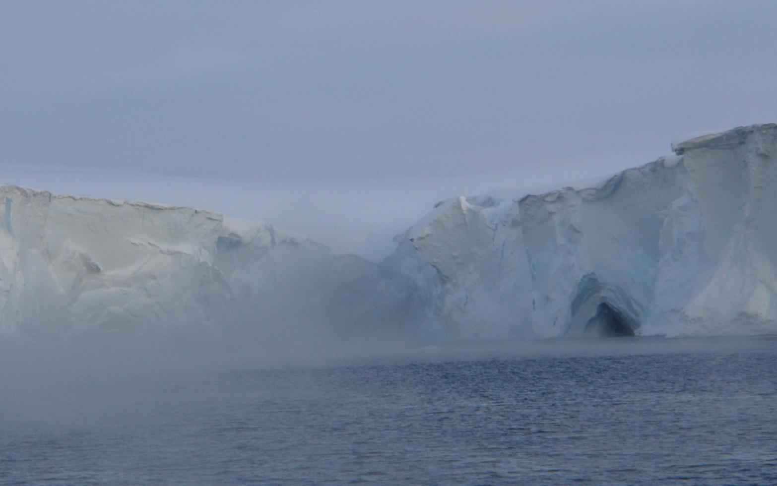 antarctica eindeloze ijsvelden ijsbergen in de zee foto