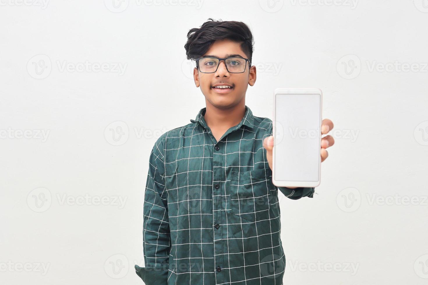 jonge Indiase man smartphone scherm tonen op witte achtergrond. foto