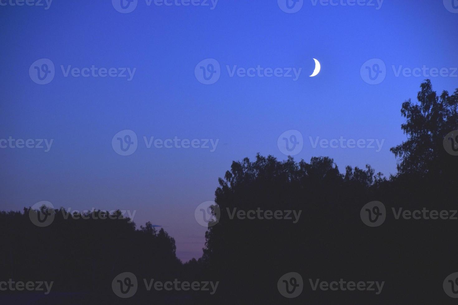 's avonds maanverlicht landelijk landschap met blauwe lucht foto