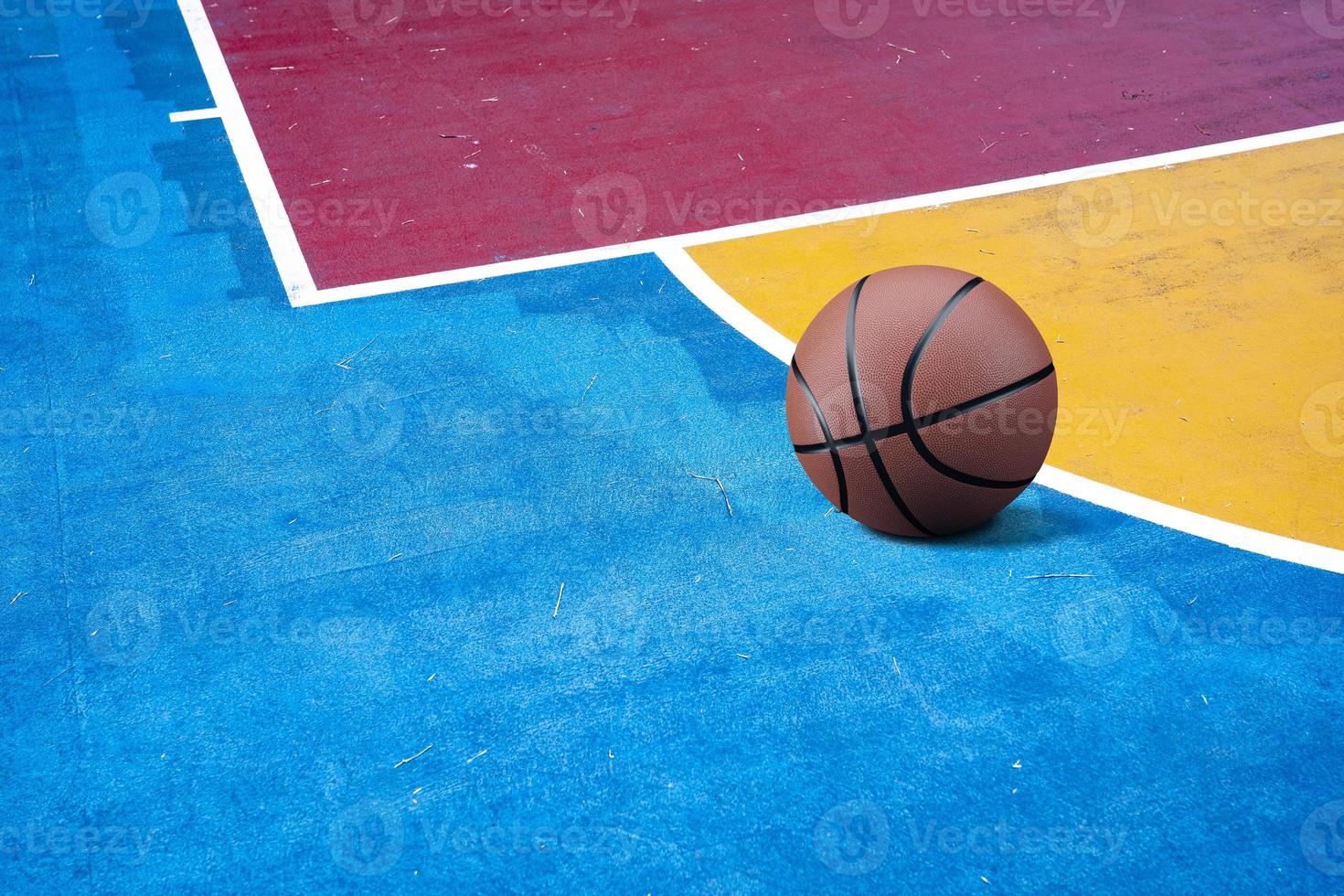 basketbal op basketbalveld foto