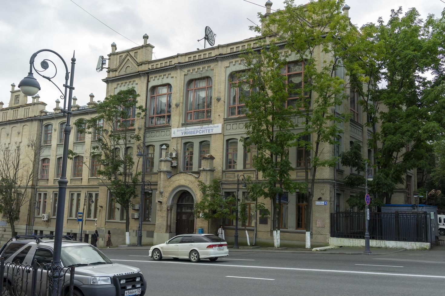 vladivostok, rusland - 12 september 2018-stadsgezicht met uitzicht op het gebouw en de straat. foto