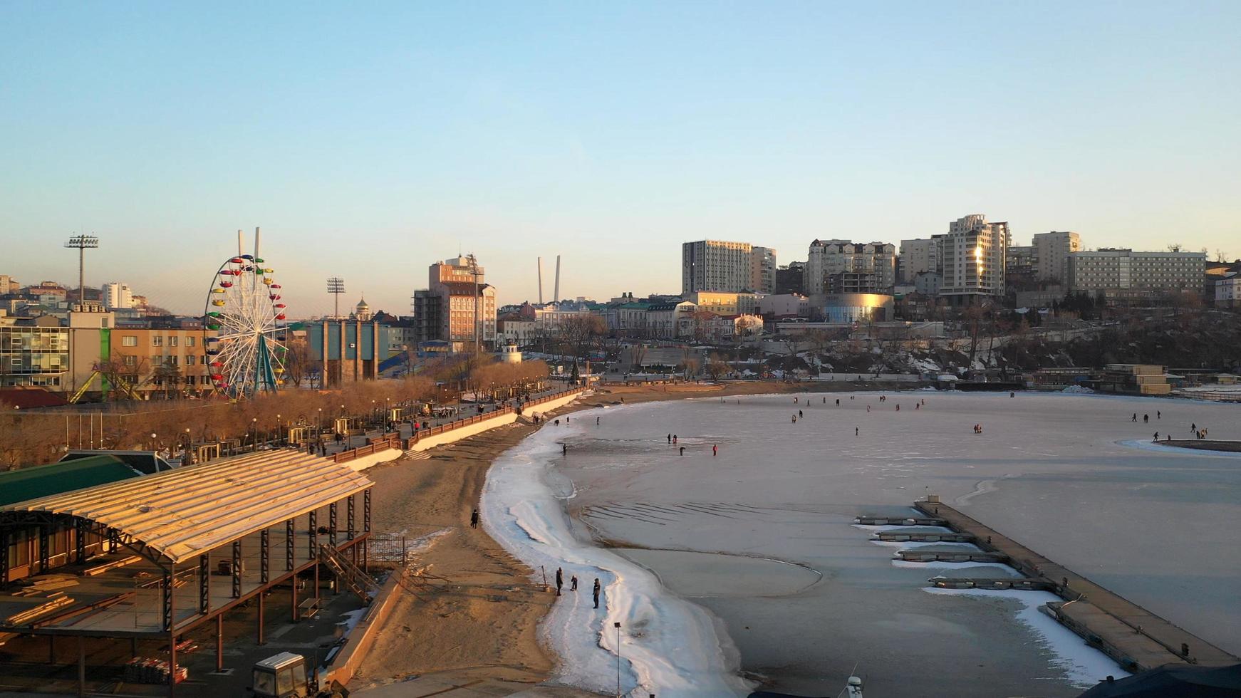 vladivostok, rusland - 7 januari 2022-luchtfoto van het stedelijke landschap met uitzicht op de dijk in de buurt van de amoerbaai. foto