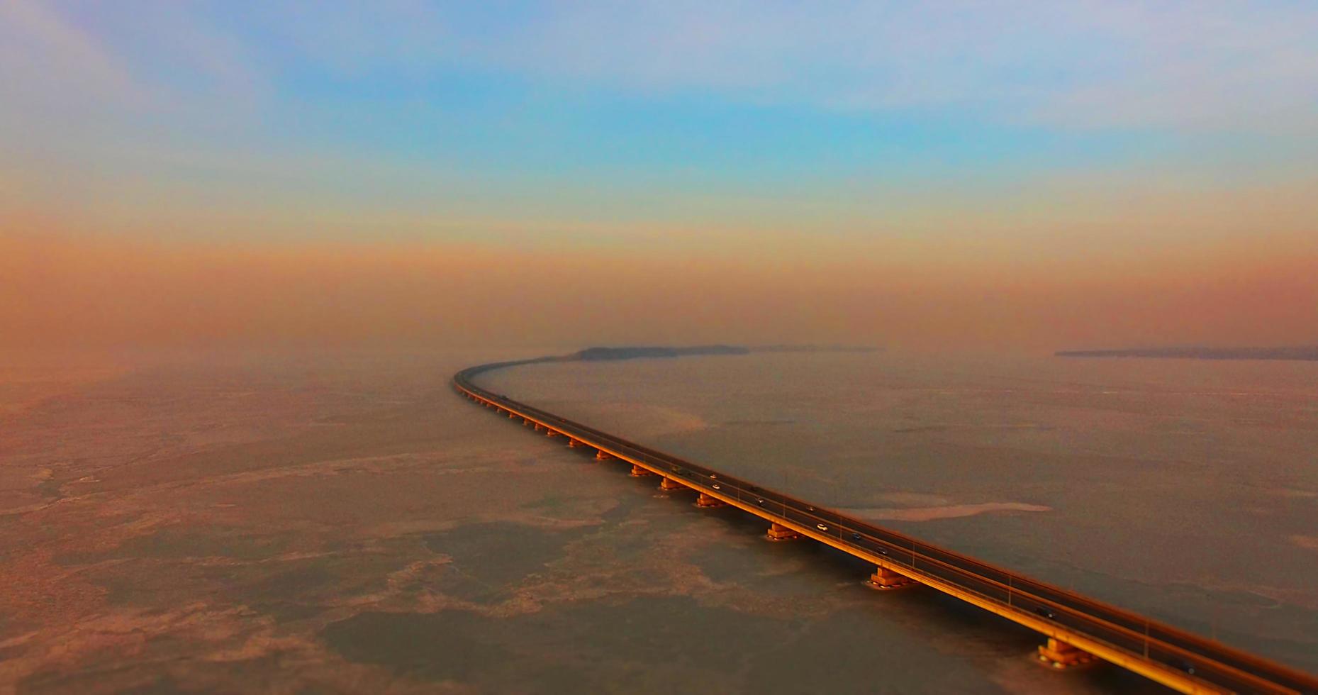 zeegezicht met uitzicht op een laagwaterbrug in vladivostok, rusland foto