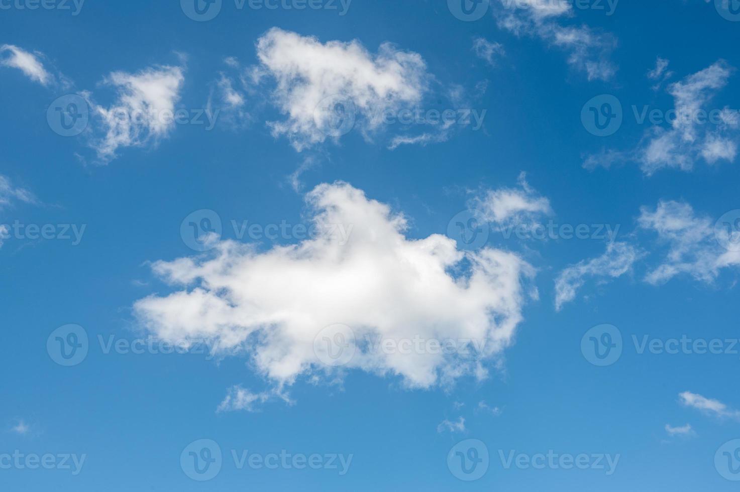 blauwe lucht en witte wolken op zonnige dagen foto