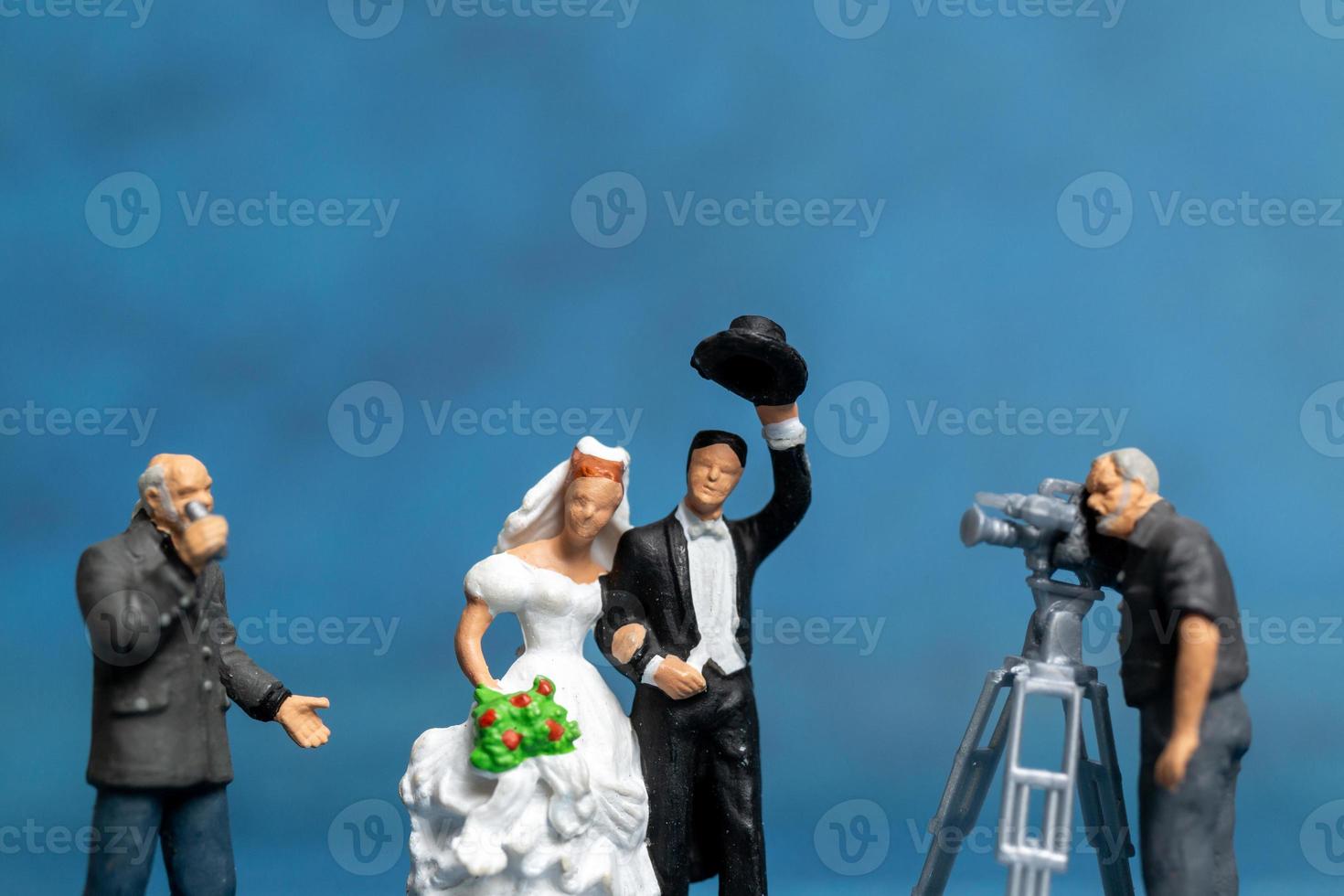 miniatuur mensen paar live stream huwelijksceremonie concept foto