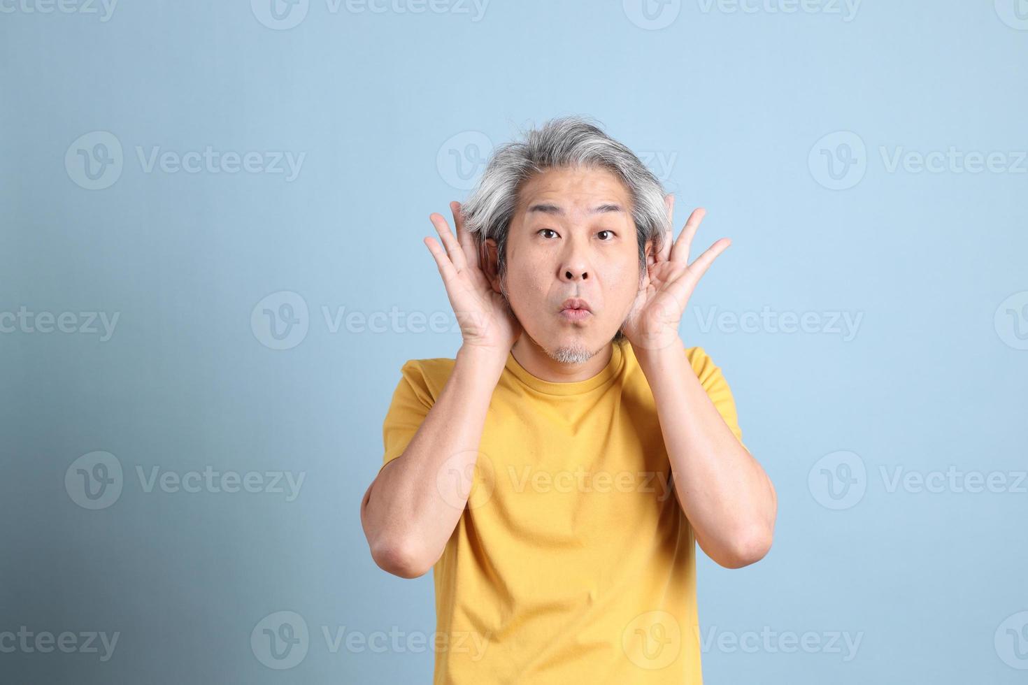aziatische man met gele t-shirt foto