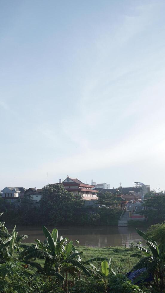 ponorogo, Indonesië. 01152022 - een gezichtspunt van het zien van een kantoorgebouw aan de overkant van de rivier. foto