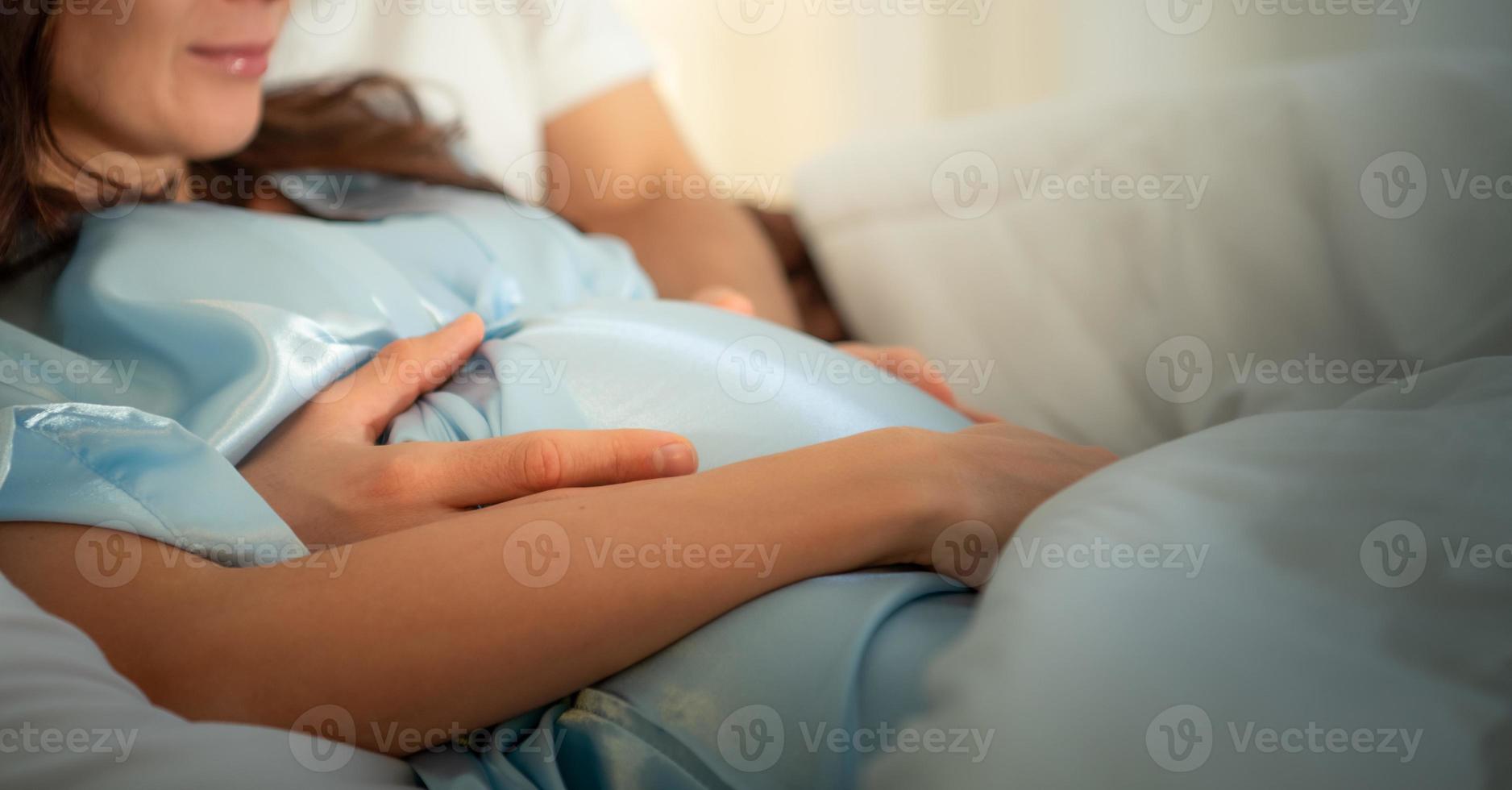 zwangere vrouw met man in slaapkamer met de sfeer van plezier praten foto