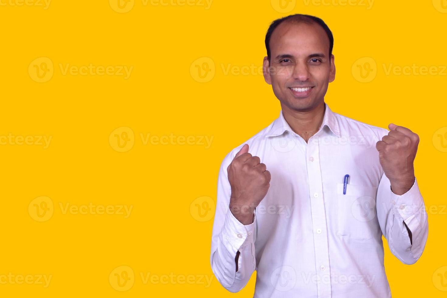 Indiase gelukkige zakenman staande foto's, afbeeldingen en stockfoto's foto