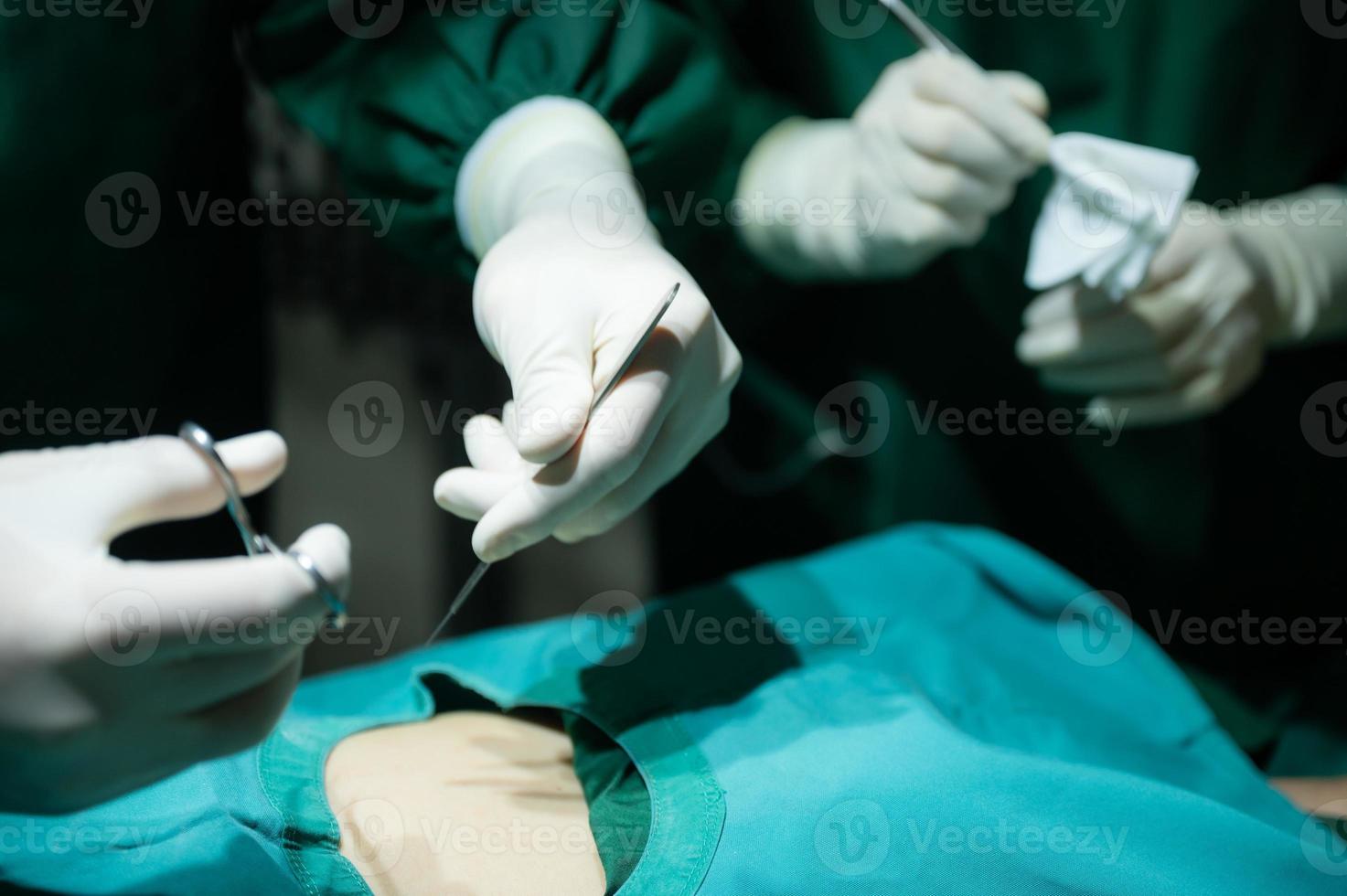 professionele chirurg dokter team werkt voor een operatie in de medische operatiekamer in het ziekenhuis foto