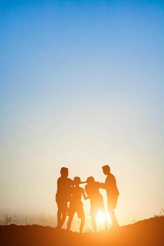 kinderen spelen op zomerzonsondergang happy time foto