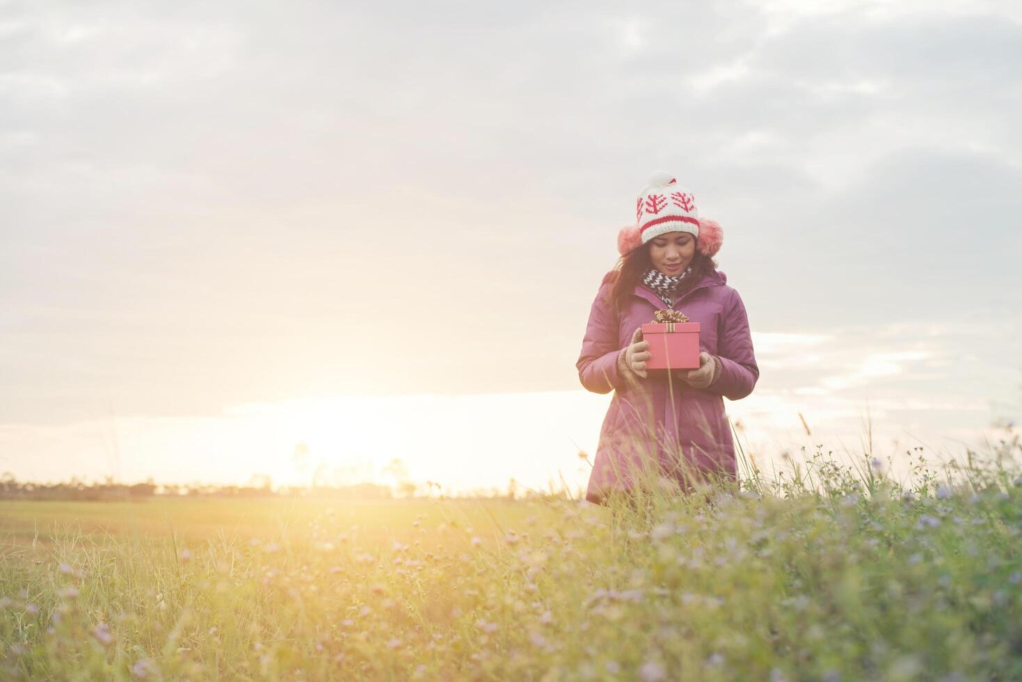 gelukkige jonge vrouw met cadeau in handen. kerst- en winterconcept. foto