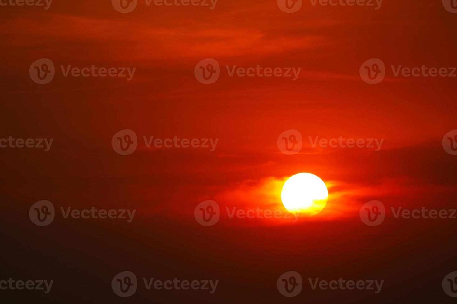 prachtige zonsondergang oranje geel rood silhouet lucht in de rug op cloud foto