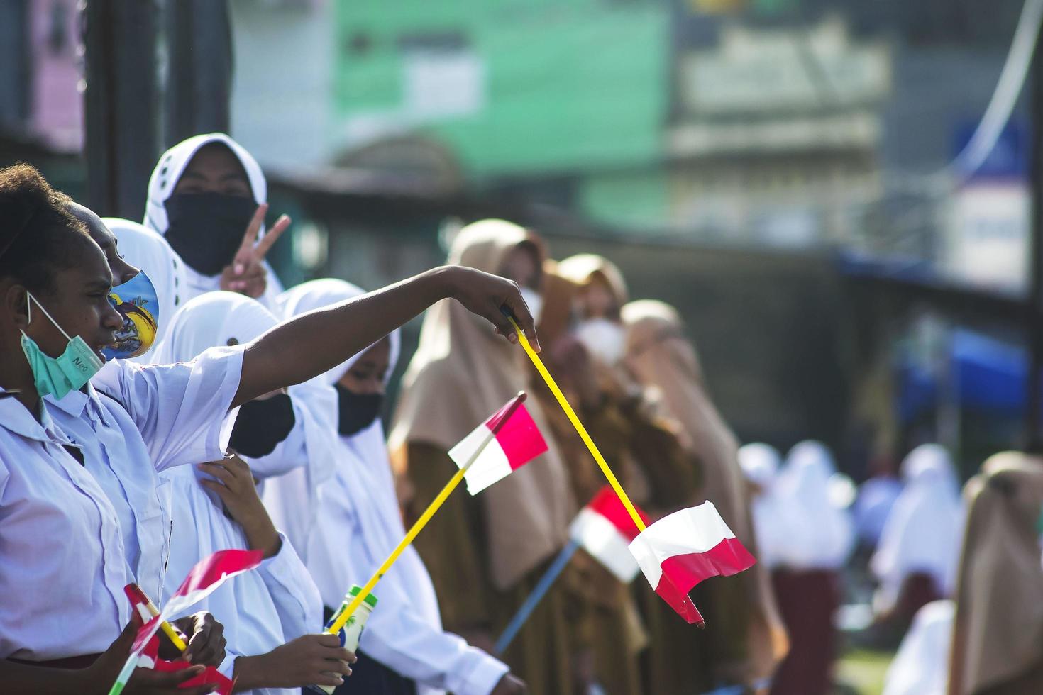 sorong, west papua, indonesië, 4 oktober 2021. staatsbezoek van de president van indonesië, joko widodo. schoolkinderen en leraren verwelkomden de komst van de president vanaf de kant van de weg. foto