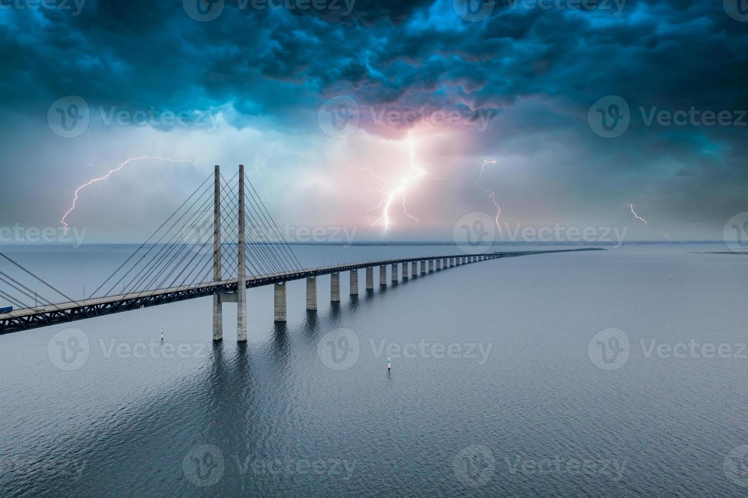 panoramisch uitzicht op de oresund-brug tijdens onweer en bliksem over de Oostzee foto